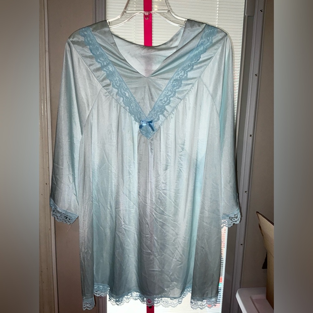 Vintage ladies Short Gown/PJ Top Ice Blue